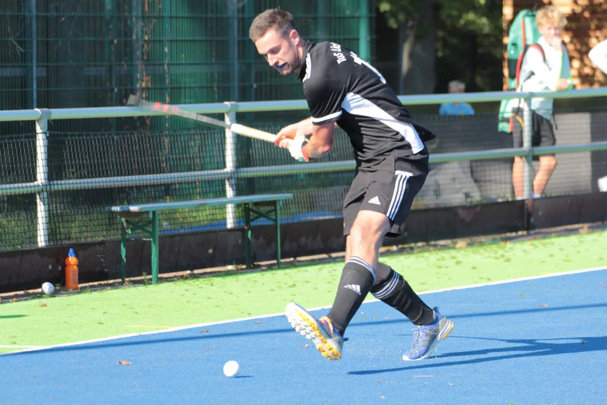 Ein Hockeyspieler schlägt den Ball