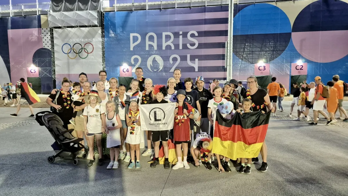 Eine Gruppe vieler Deutschland-Fans