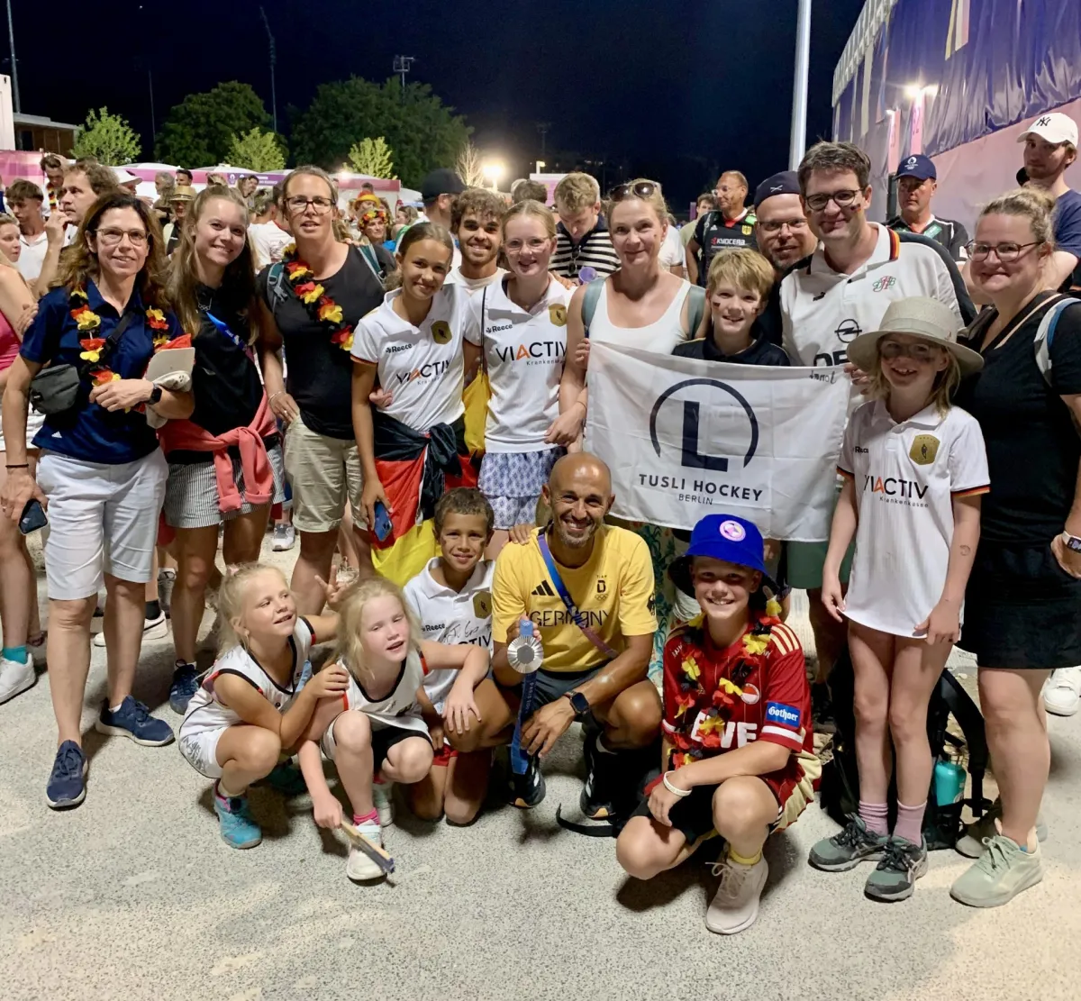 Ein Gruppenbild vieler Hockey-Fans bei den Olympischen Spielen in Paris