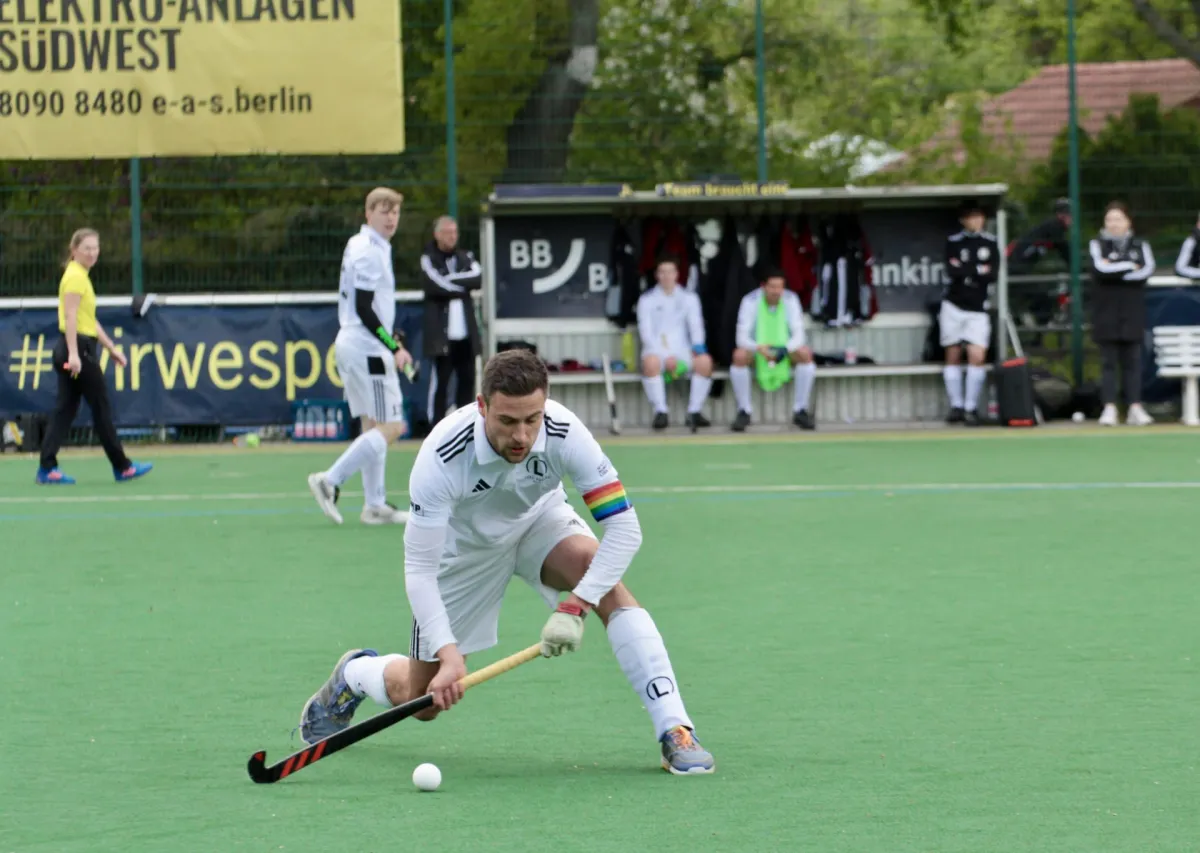 Ein Hockespieler schrubbt den Ball