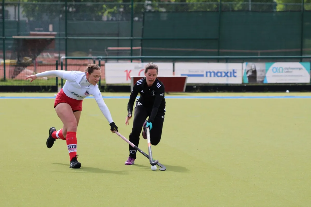 Zwei Hockeyspielerinnen in Aktion