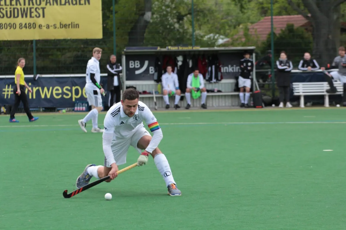 Ein Hockespieler spielt den Ball